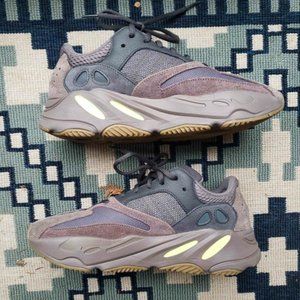 Yeezy 700 Mauve US 9 with Box